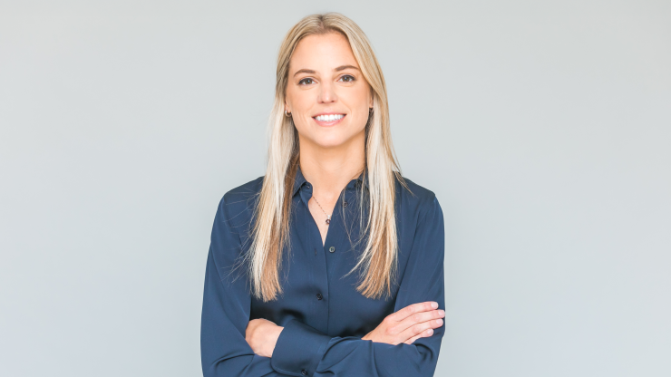 A confident professional exudes warmth and approachability, ready to advocate for clients.