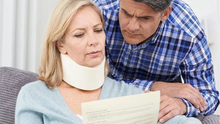 man and injured woman looking at a piece of paper